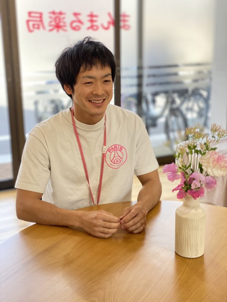 白いシャツを着ている管理栄養士の加藤さん