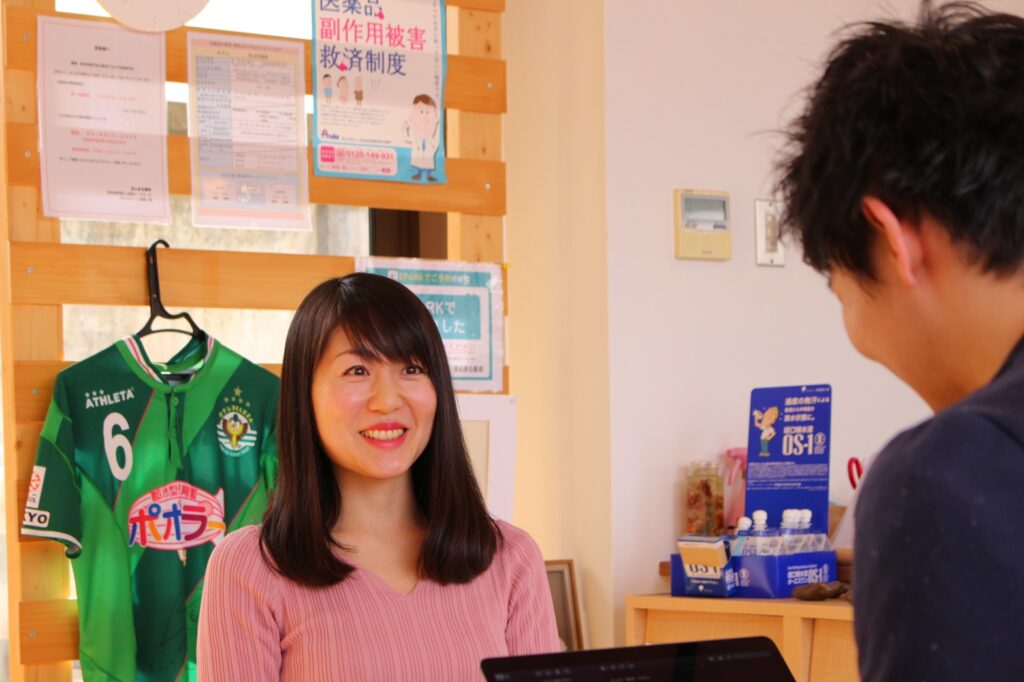 インタビュー中のゆりさん