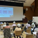 施設で開かれた勉強会で講演するゆうやさん
