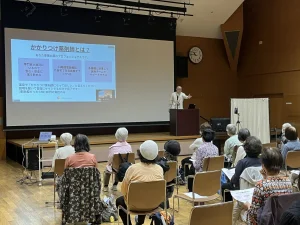 施設で開かれた勉強会で講演するゆうやさん