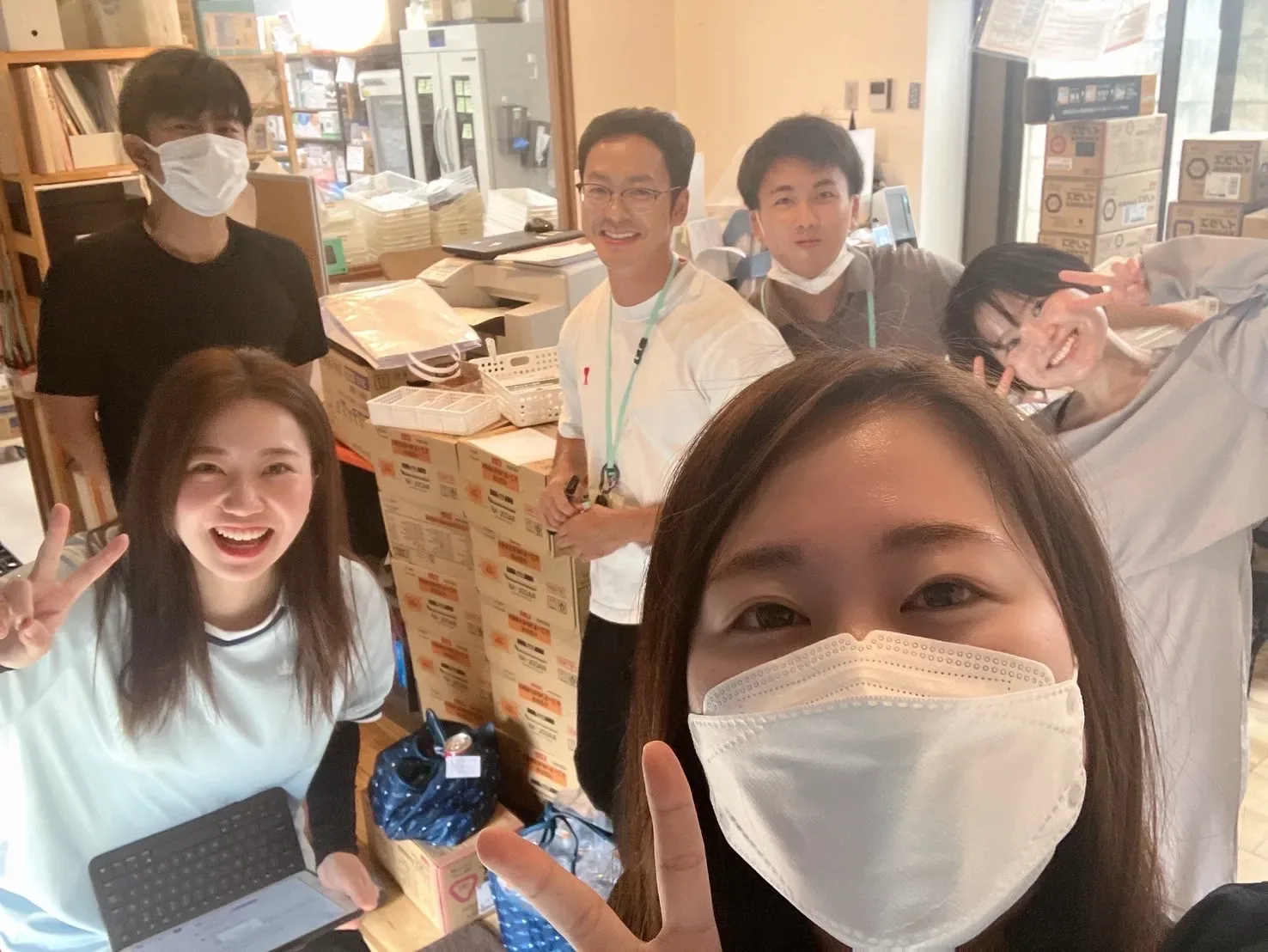 薬局で仲間と働く松倉さん