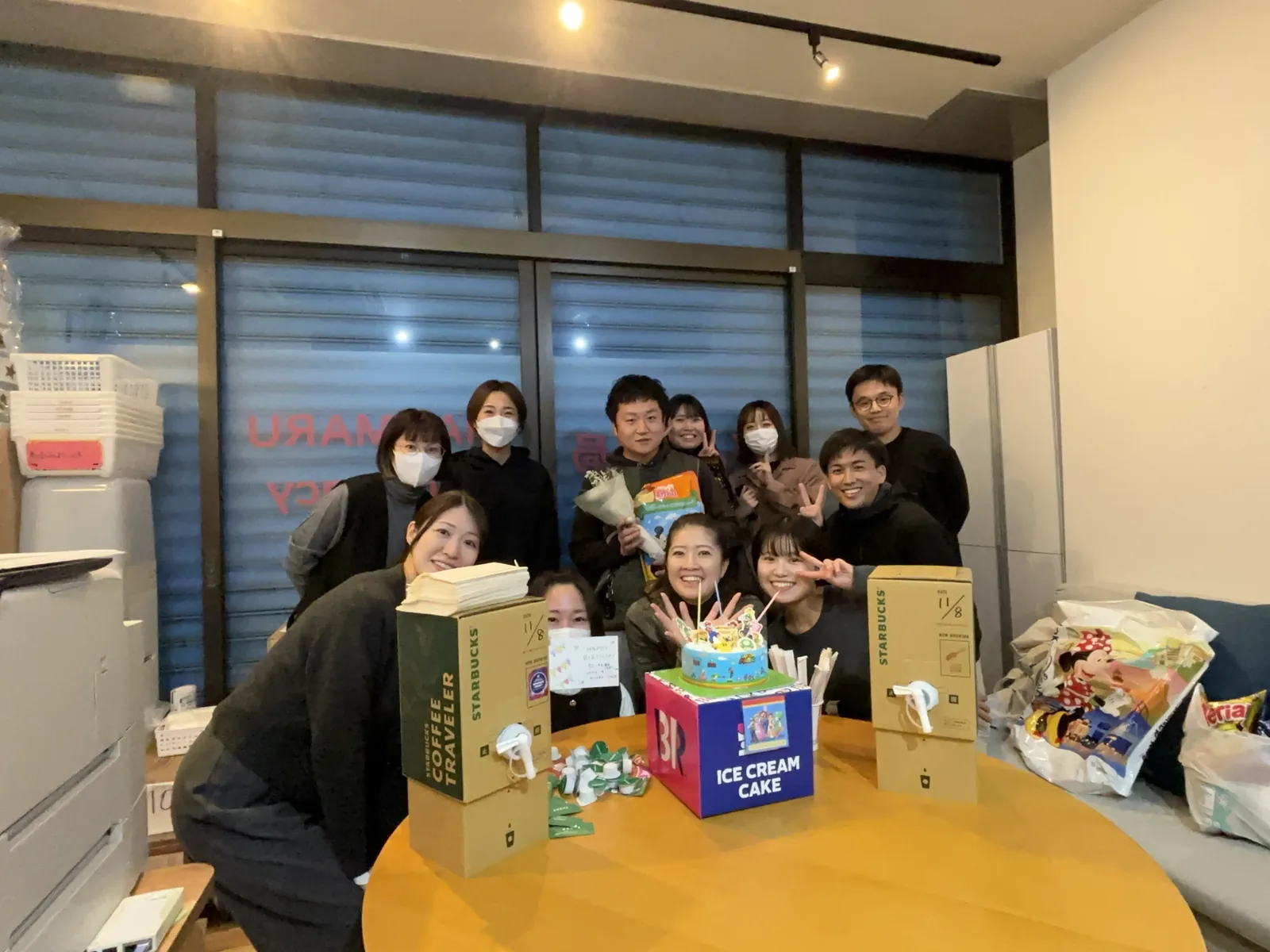 仲間と一緒に囲む松倉さん