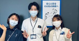 まんまる薬局 CB目黒のスタッフと並ぶ薬剤師・皆川卓也さん