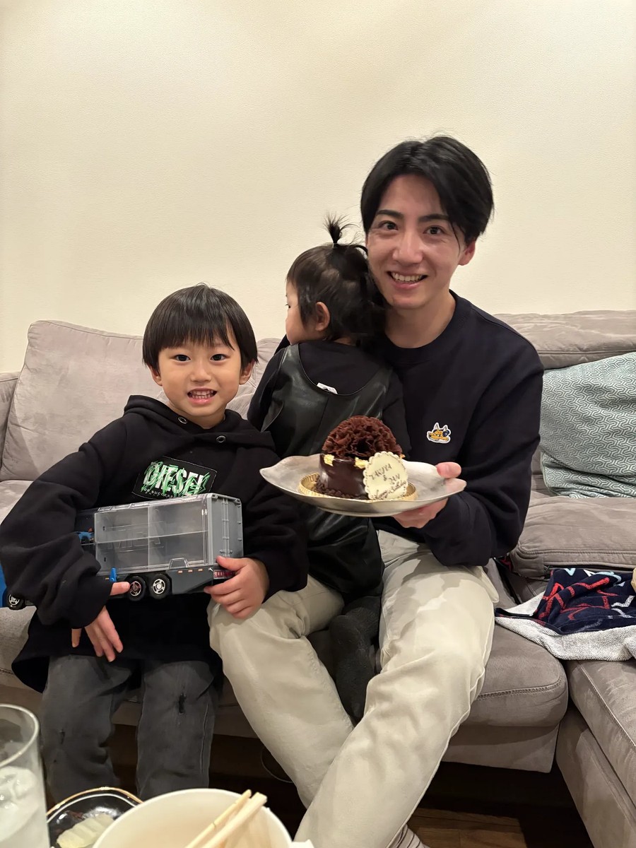 お子さんたちと誕生日のケーキを持つ皆川卓也さん