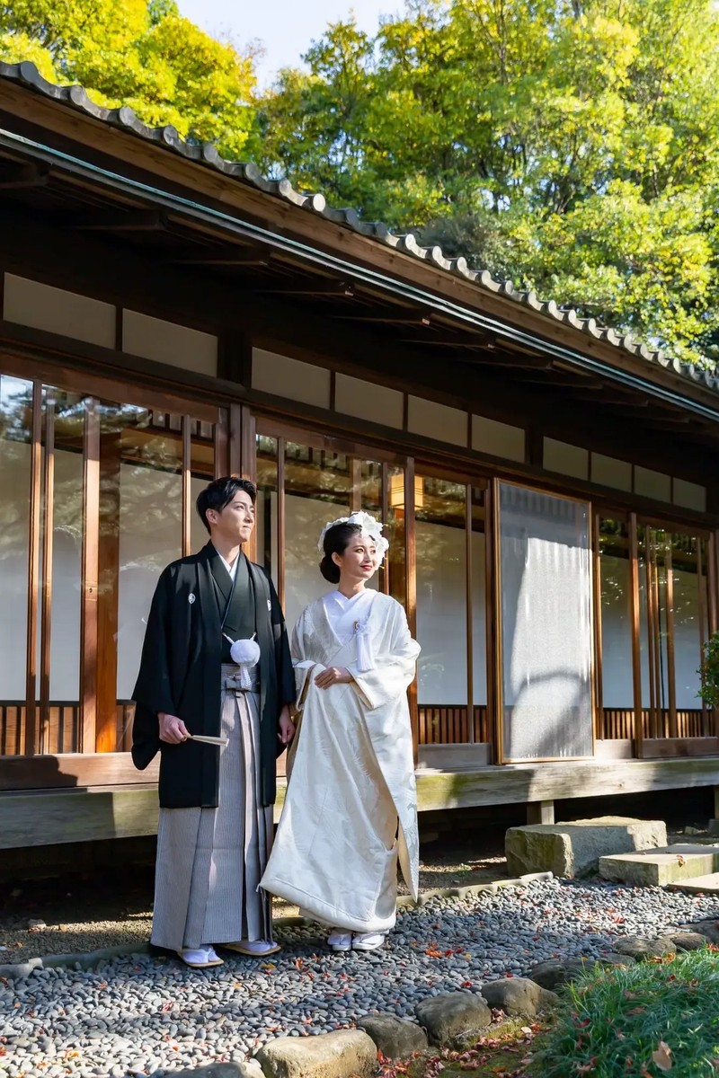 白無垢と紋付袴で並ぶ皆川卓也さんとご家族