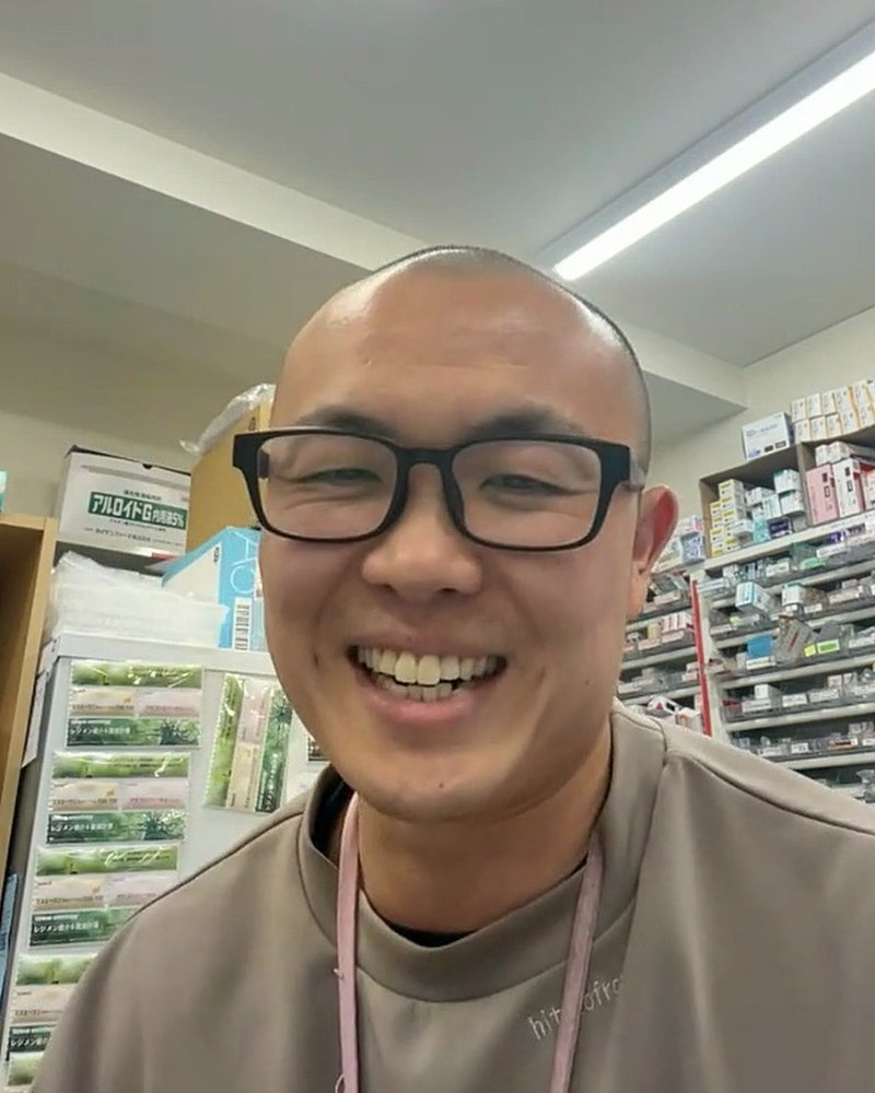 対談で笑顔を見せる まんまる薬局 OMF光が丘の店長・小日向優哉さん